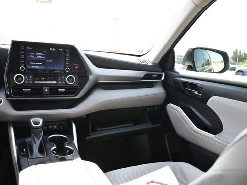 Used 2021 Toyota Highlander LE FWD image 24