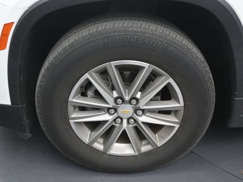 Used 2023 Chevrolet Traverse LT FWD image 9