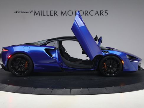 Used 2025 McLaren Artura Spider RWD image 19
