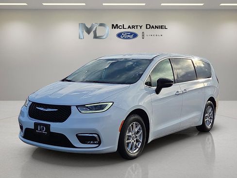 Used 2024 Chrysler Pacifica Touring-L image 2