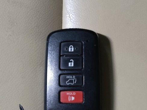 Used 2017 Toyota Highlander XLE image 32