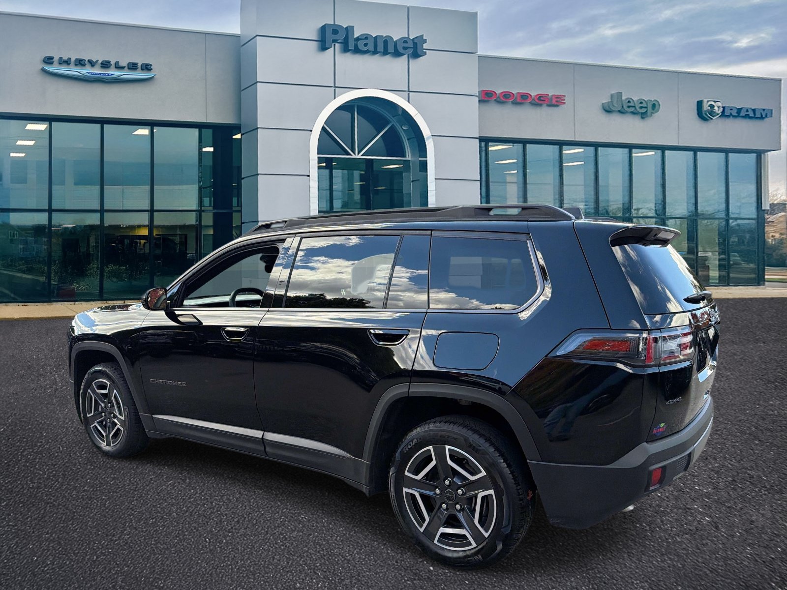 Used 2026 Jeep Cherokee Laredo AWD/4WD image 3