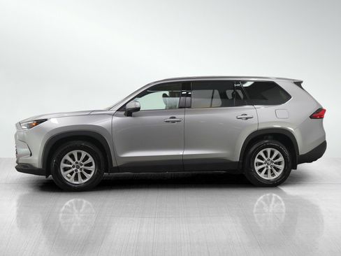 Used 2024 Toyota Grand Highlander XLE image 2