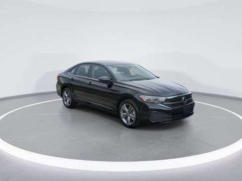 Used 2024 Volkswagen Jetta SE FWD image 2