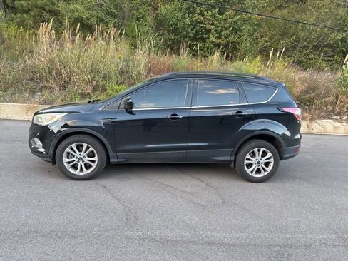Used 2017 Ford Escape SE w/ Equipment Group 201A image 4