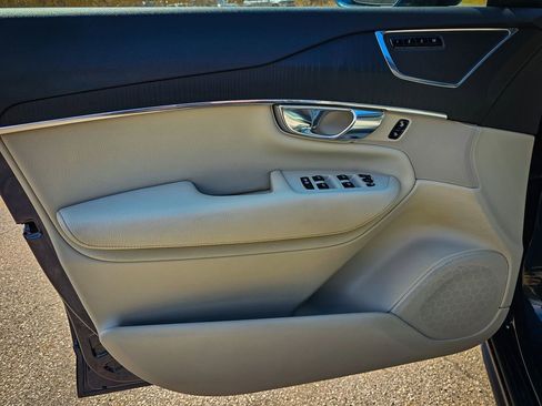 Used 2020 Volvo XC90 T6 Momentum w/ Protection Package Premier image 9