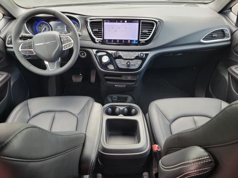 Used 2026 Chrysler Pacifica Select FWD image 10