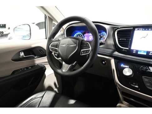 Used 2022 Chrysler Pacifica Touring-L FWD image 24