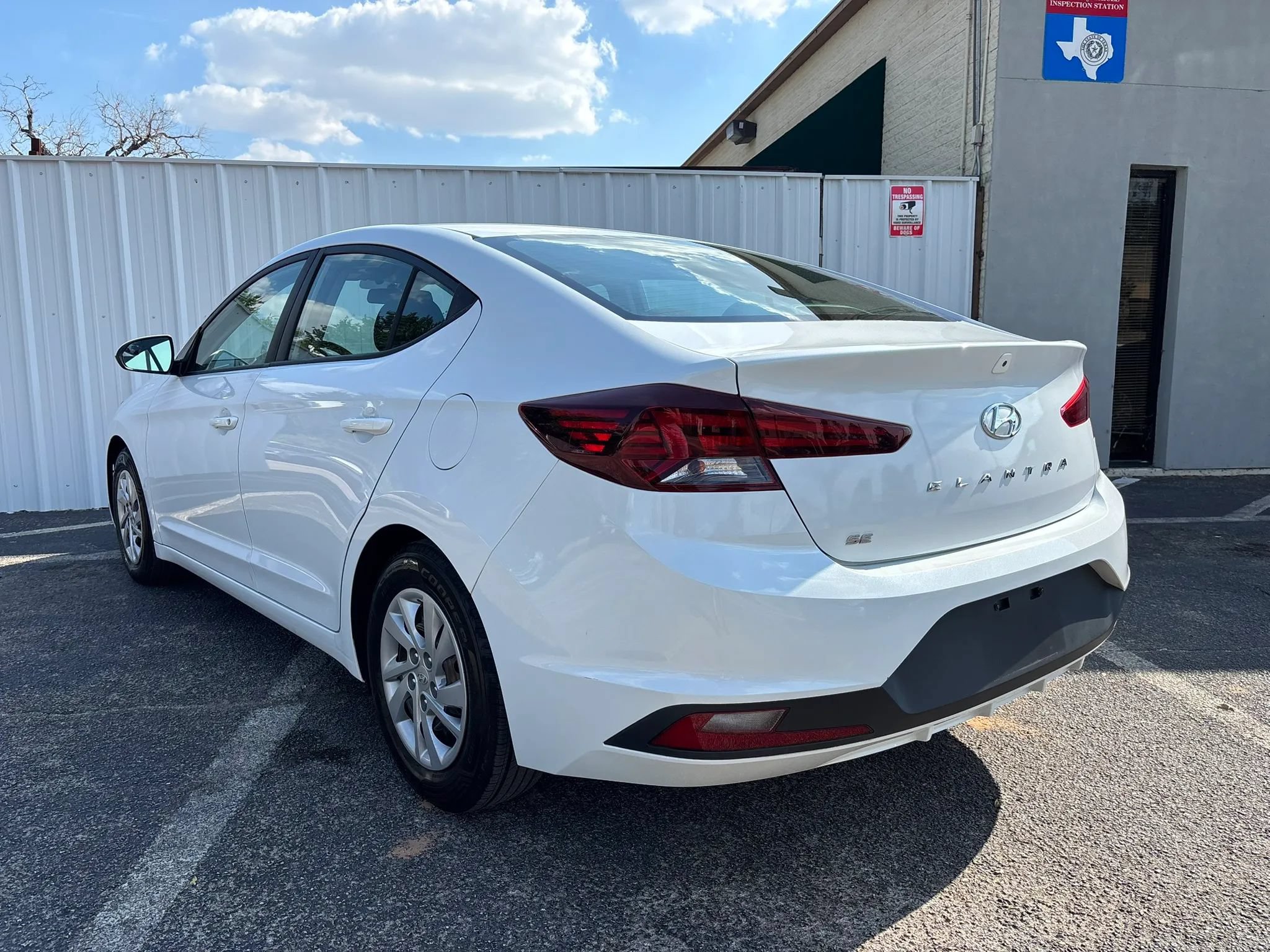 Used 2020 Hyundai Elantra SE w/ Cargo Package (C1) FWD image 3