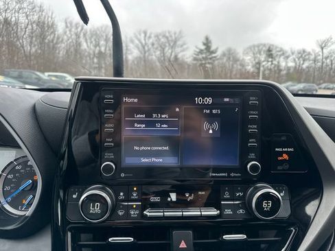 Used 2022 Toyota Highlander XLE AWD/4WD image 40
