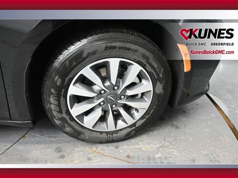 Used 2024 Chrysler Pacifica Limited FWD image 17