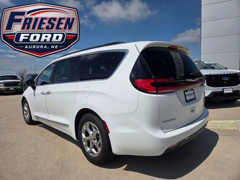 Used 2023 Chrysler Pacifica Limited FWD image 5