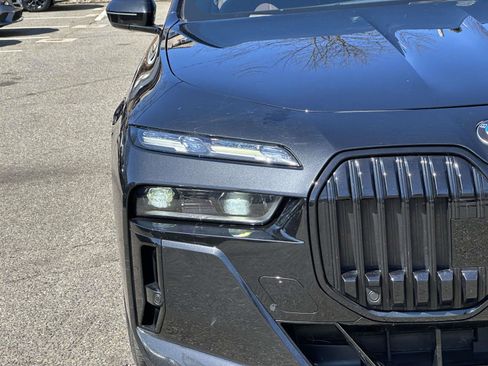 Used 2023 BMW 760i xDrive w/ Executive Package image 9