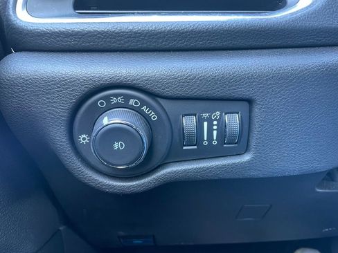 Used 2025 Chrysler Pacifica Limited image 47