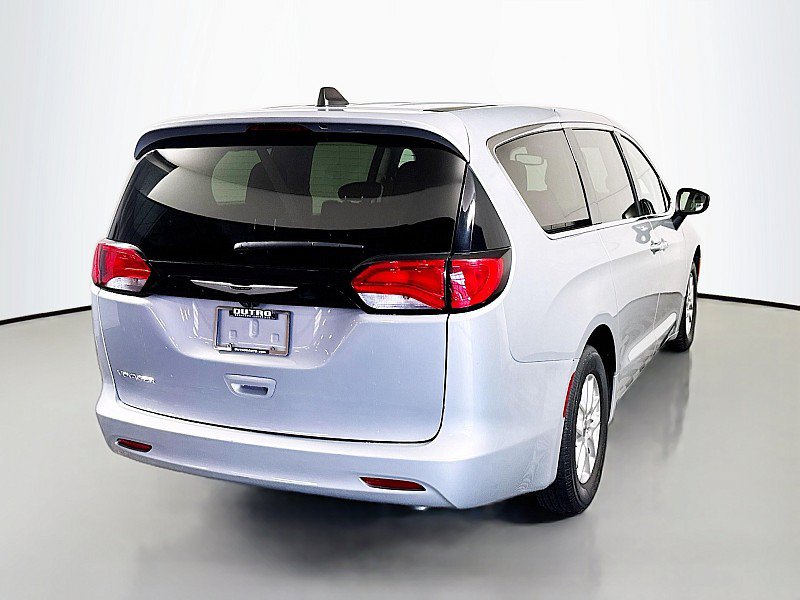 Used 2023 Chrysler Voyager LX FWD image 7