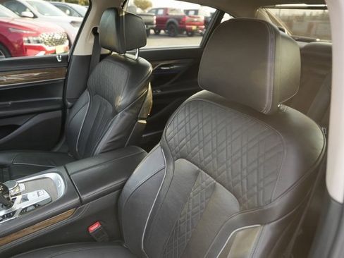 Used 2016 BMW 740i image 10