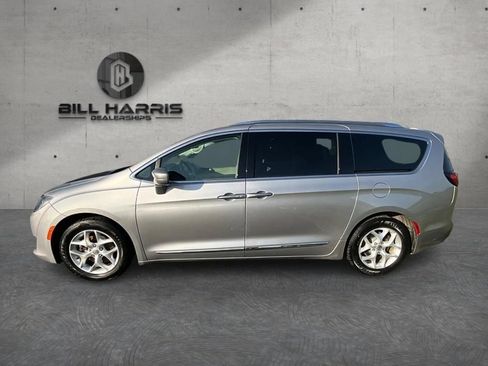 Used 2018 Chrysler Pacifica Touring-L w/ Tire & Wheel Group FWD image 9