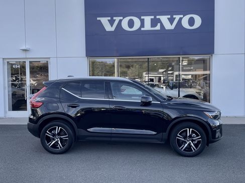 Certified 2025 Volvo XC40 B5 Core AWD/4WD image 3