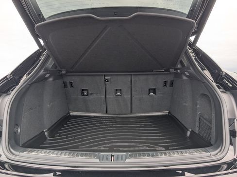 Certified 2025 Porsche Macan AWD/4WD image 12