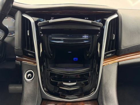 Used 2019 Cadillac Escalade Luxury AWD/4WD image 32
