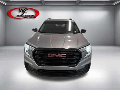 Used 2024 GMC Terrain SLE w/ Driver Convenience Package FWD image 2