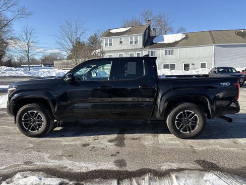 Used 2025 Toyota Tacoma TRD Sport w/ TRD Sport Upgrade Package image 4