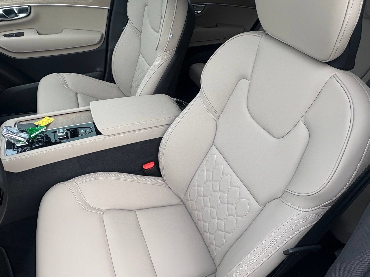 New 2026 Volvo XC90 T8 Plus w/ Protection Package Premier AWD/4WD image 18