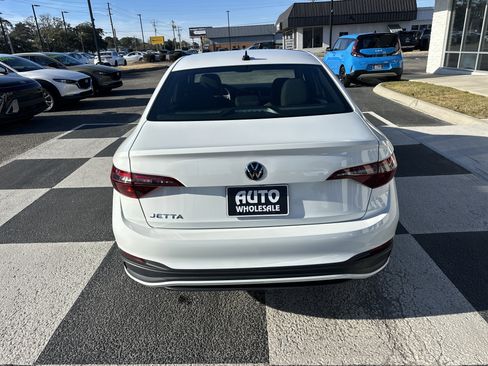 Used 2023 Volkswagen Jetta Sport image 4
