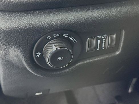 Used 2025 Chrysler Pacifica Limited image 10