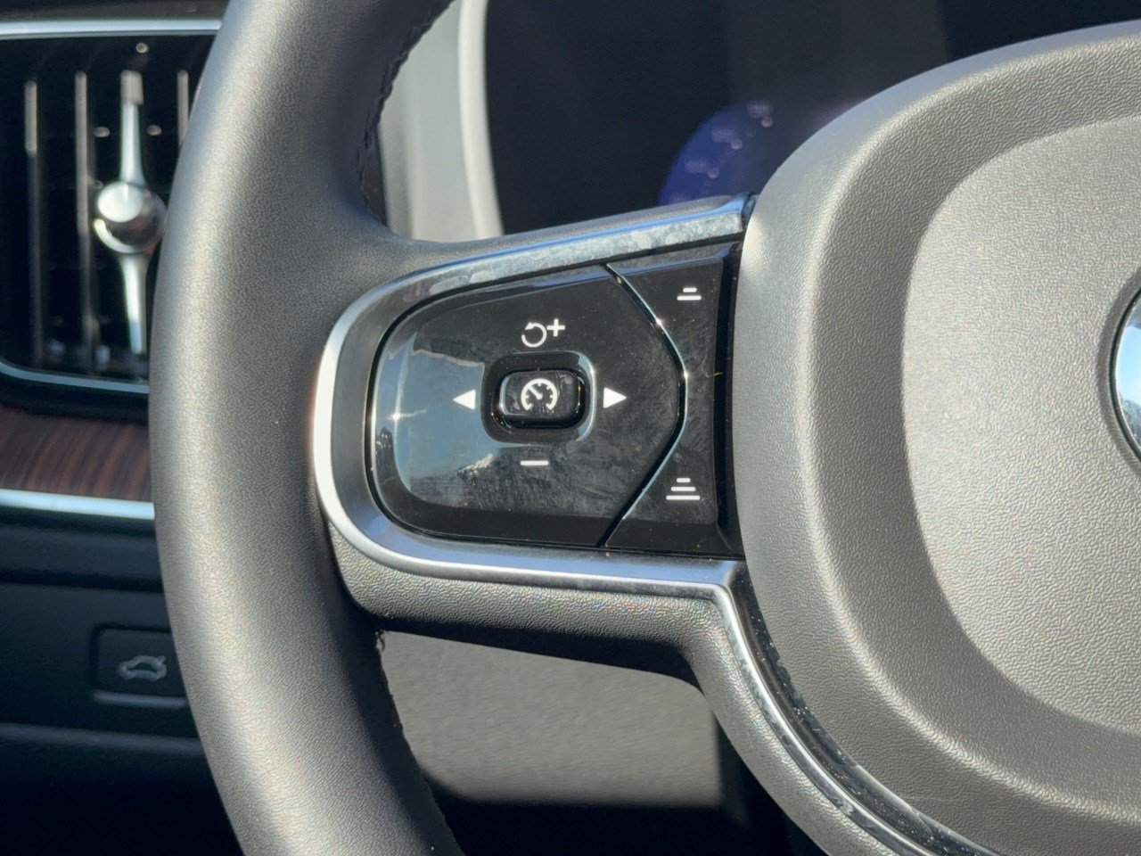 Certified 2024 Volvo XC60 B5 Plus AWD/4WD image 18