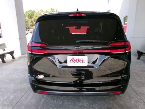 Used 2025 Chrysler Pacifica Limited image 24