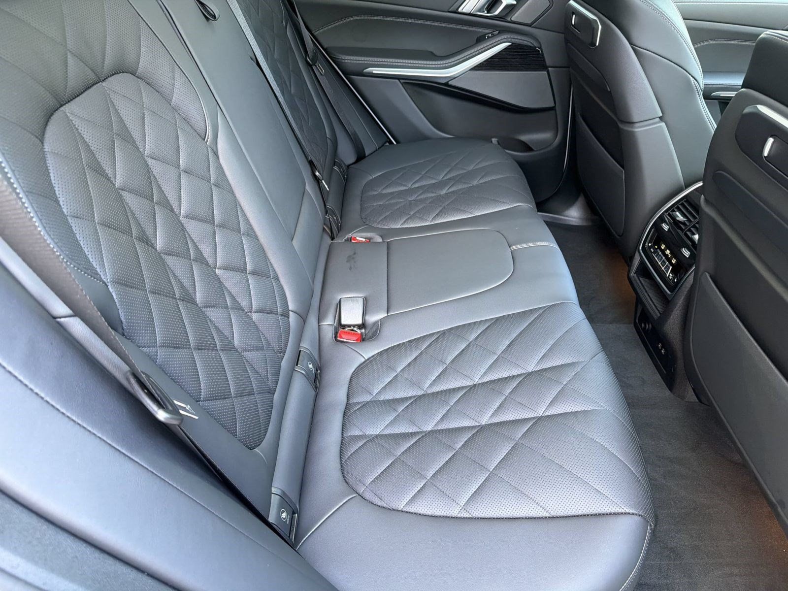 Used 2026 BMW X5 sDrive40i w/ Executive Package RWD image 34