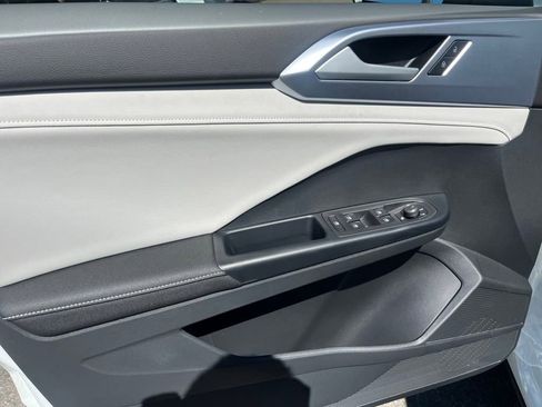 New 2025 Volkswagen Taos SE image 8