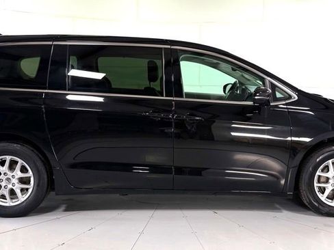 Used 2024 Chrysler Pacifica Touring-L FWD image 3