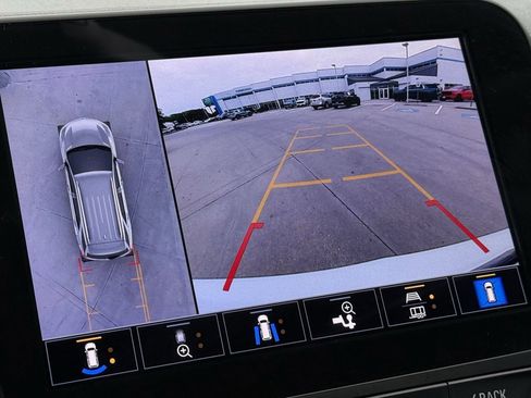 Used 2023 Chevrolet Equinox RS w/ RS Leather Package image 17