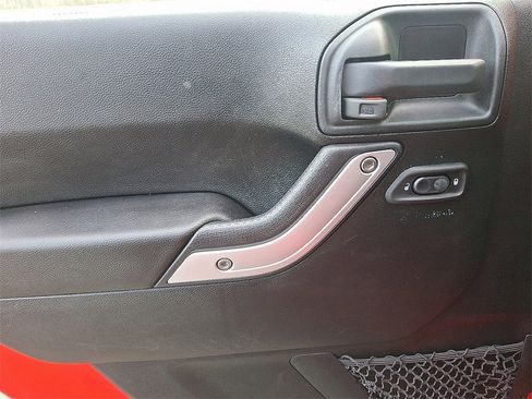 Used 2018 Jeep Wrangler Unlimited Sahara w/ Connectivity Group image 8