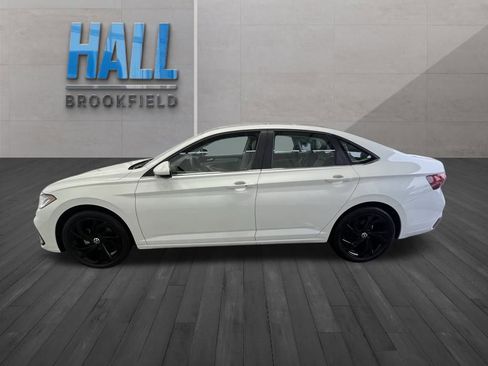 Certified 2025 Volkswagen Jetta SE image 3