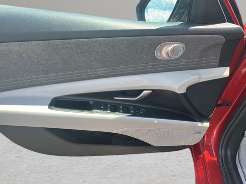 Used 2021 Hyundai Elantra Limited FWD image 18
