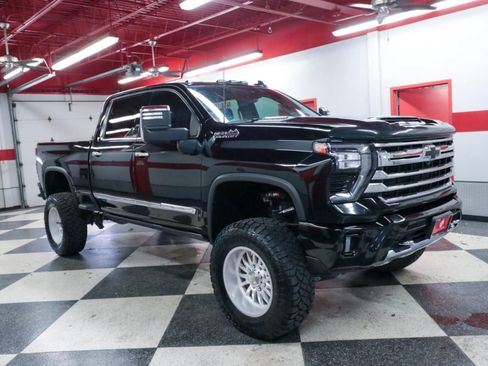 Used 2024 Chevrolet Silverado 2500 High Country w/ High Country Premium Package AWD/4WD image 8