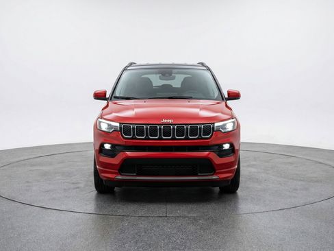 Used 2025 Jeep Compass Limited AWD/4WD image 2