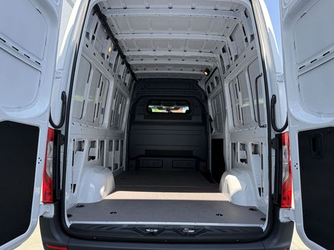 Used 2025 Mercedes-Benz Sprinter 2500 image 12
