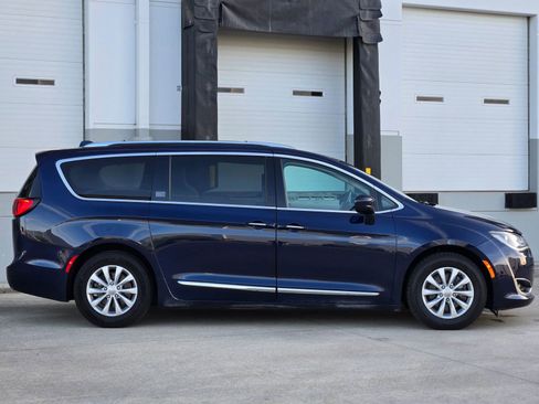 Used 2019 Chrysler Pacifica Touring-L FWD image 9