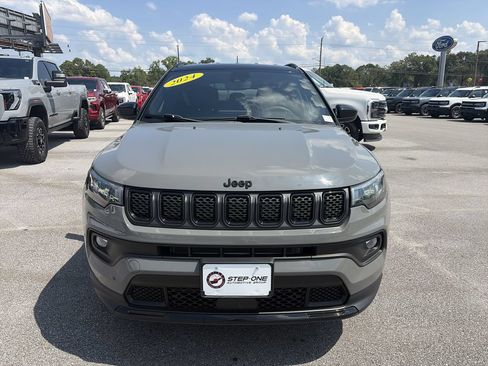 Used 2024 Jeep Compass Latitude w/ Convenience Group AWD/4WD image 10