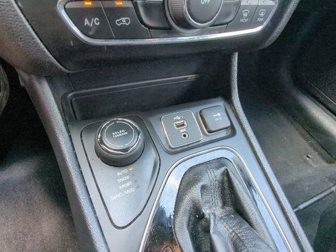 Certified 2021 Jeep Cherokee Latitude Plus AWD/4WD image 18
