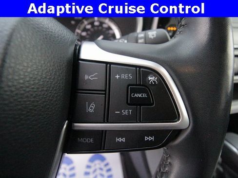 Used 2022 Toyota Highlander XLE image 2