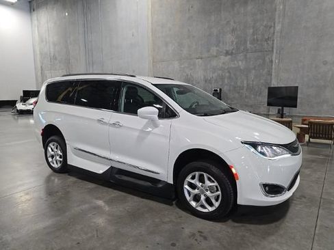 Used 2017 Chrysler Pacifica Touring-L w/ Tire & Wheel Group FWD image 2