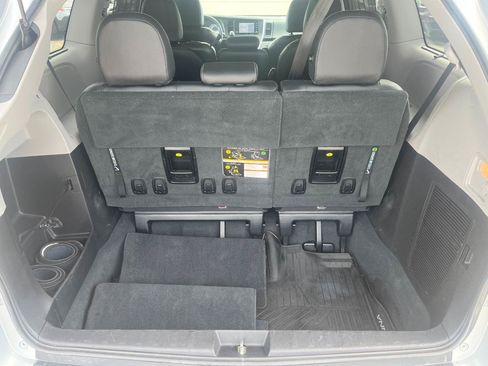 Used 2019 Toyota Sienna SE w/ SE Preferred Package FWD image 18