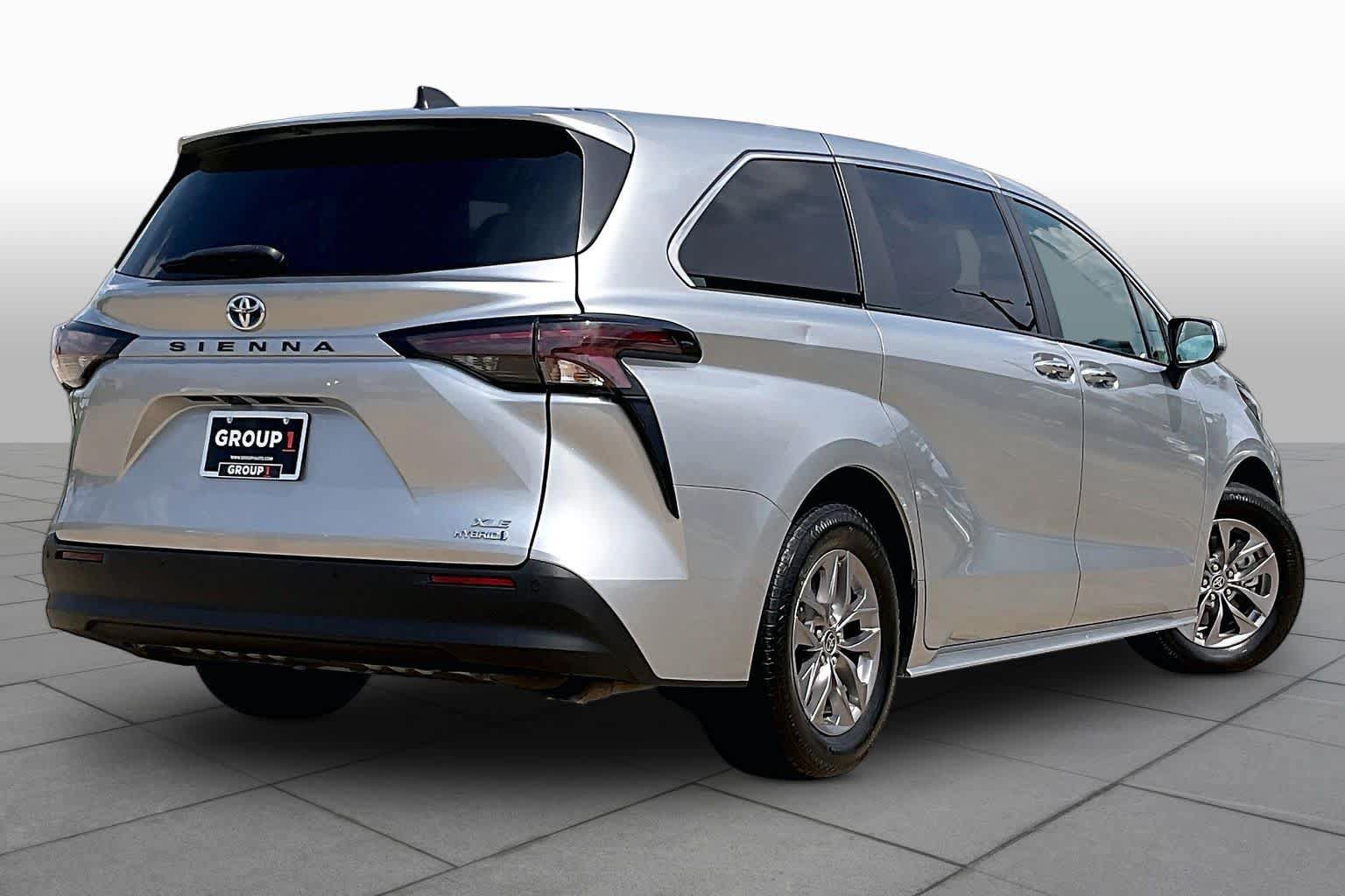 Used 2023 Toyota Sienna XLE FWD image 11