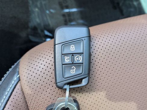 Used 2025 Volkswagen Jetta SEL FWD image 28
