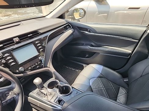 Used 2018 Toyota Camry XLE image 6